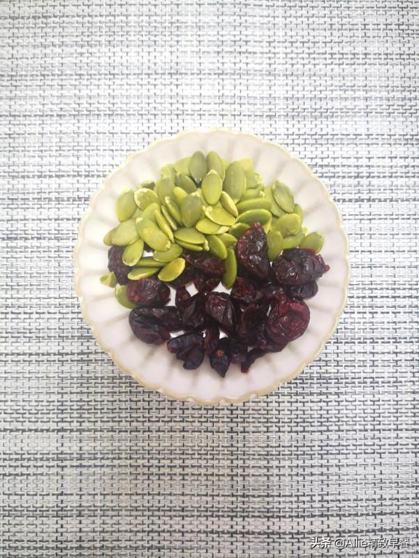 別再吃純白麵饅頭了，加點玉米麵和這兩樣，暄軟香濃又營養，真香