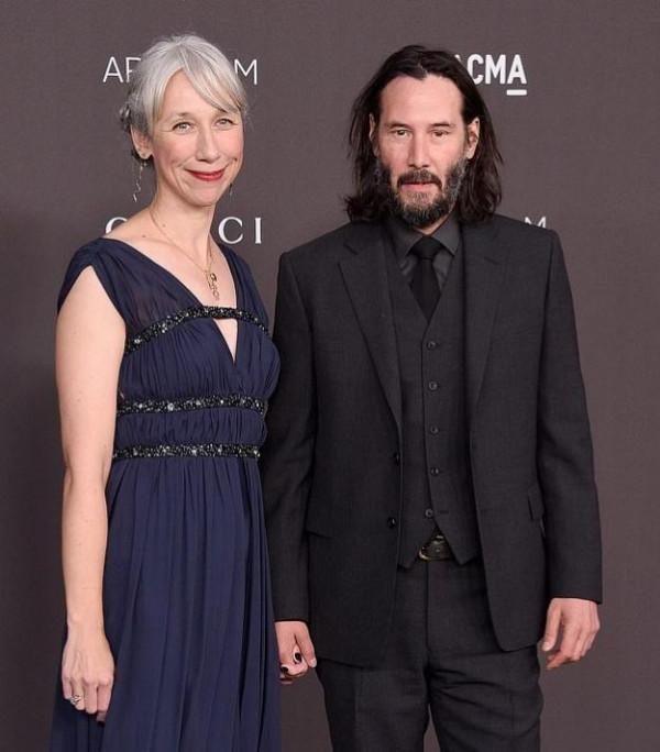 基努李維單身18年找到真愛，依偎在女友肩頭，活得簡單的人更幸福