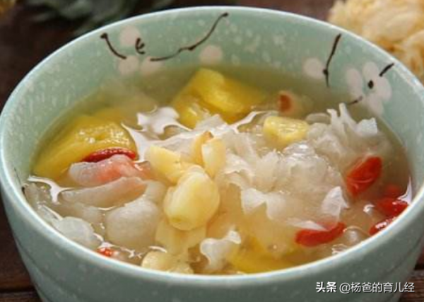 甜香味美的鳳梨銀耳羹，湯汁濃稠，營養又解饞，家中孩子特別愛吃
