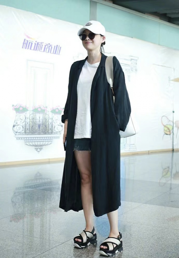 梅婷私服比小姑娘還潮，一身黑看似簡單卻不普通，時髦又顯身材