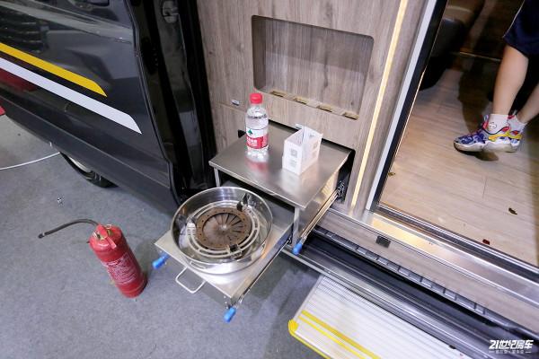 秉承實用派，空間感強，適合兩人旅居的衛航V590縱置上下床版房車