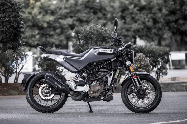 試駕測評胡思瓦納Svartpilen 125摩托車，輕鬆駕駛是它的一大魅力