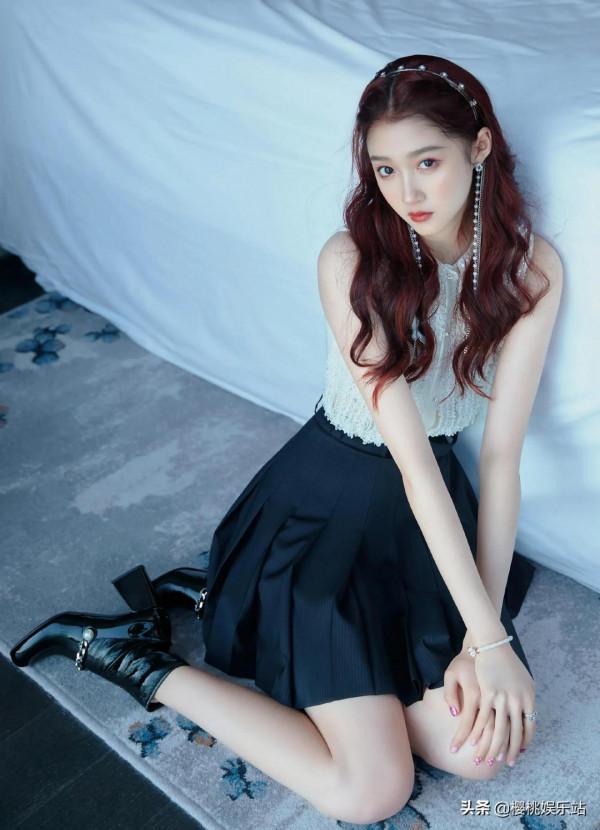 關曉彤驚豔美圖，國民閨女長大了，大長腿吸睛