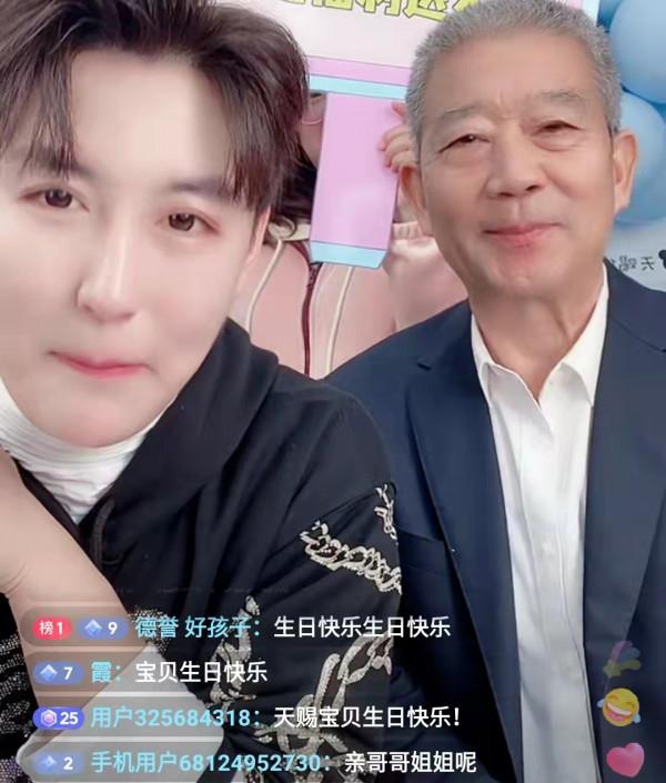 67歲生寶寶：天賜2週歲生日直播，爸爸全程出鏡帶貨，媽媽好年輕