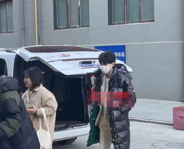 眾星錄製央視文聯春晚：唐藝昕穿貂顯霸氣，毛曉彤被凍到裹緊大衣