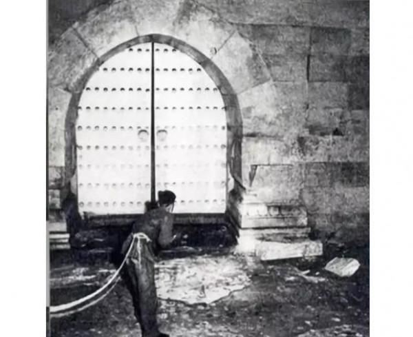 1957年，明定陵被開啟，挖出400年前純金皇帝帽子，國內僅此一件