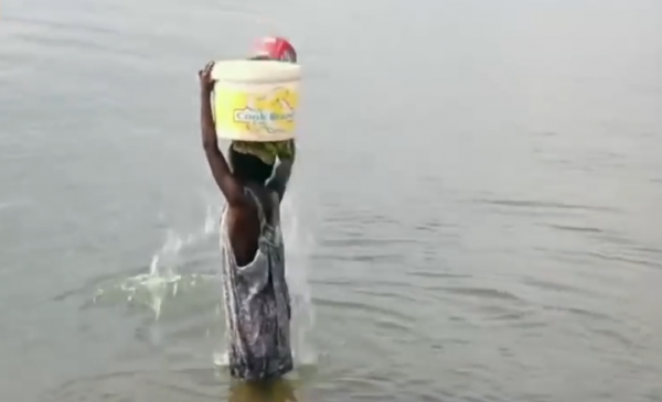 8歲少年不甘認命，無父無母沒房住沒飯吃，捕魚三年養活全家三口