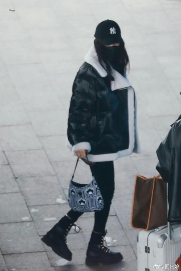 楊冪機場飯拍圖～黑色毛絨夾克+馬丁靴，酷颯幹練私服好好看