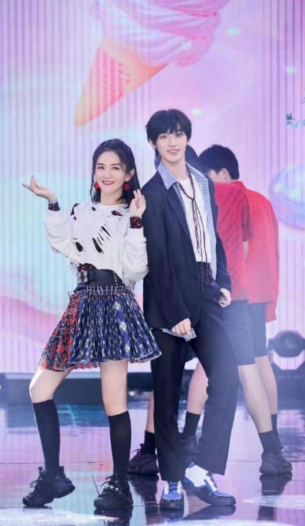 張傑夫婦結婚十週年太高調！曬情侶裝甜過偶像劇，謝娜竟美回巔峰