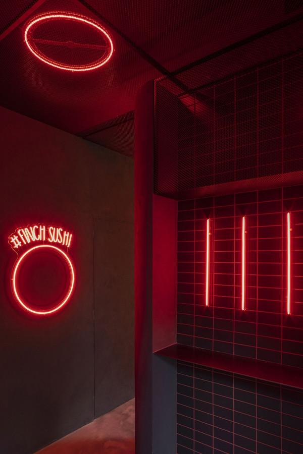 芬奇壽司餐廳：霓虹燈的都市美學