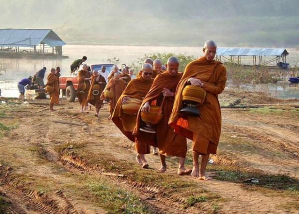 81億美元留不住兒子出家修行之心，父親含淚：買下寺院