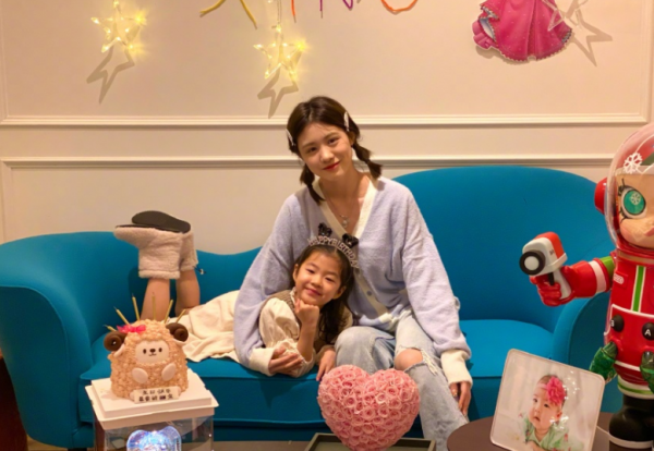 盤點明星全家福，章子怡和小蘋果雙馬尾出鏡，醒寶側臉像媽媽