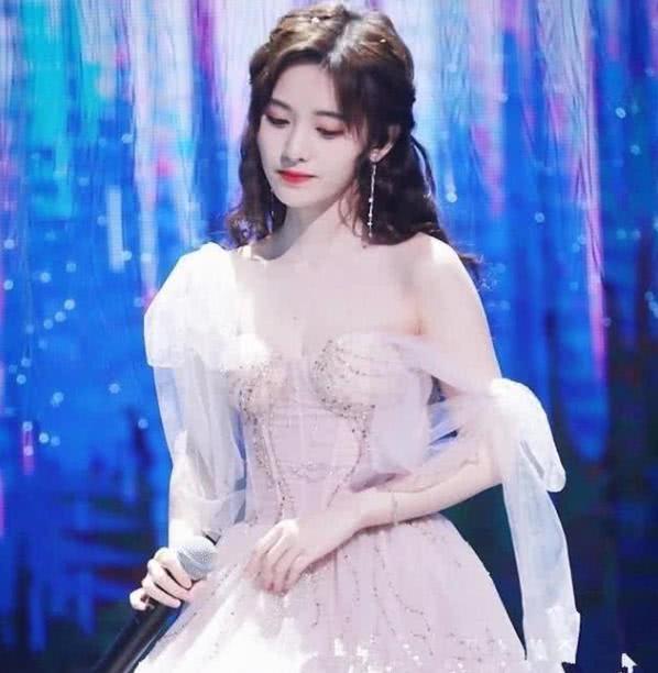 粉色系的鞠婧禕