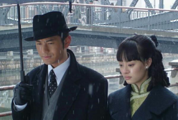 同是給馮程程打傘，周潤發版與黃曉明版，兩個版本的差距有多大？