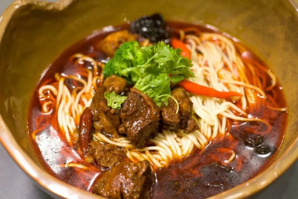 一碗全國人民都愛的牛肉麵是什麼樣子的？