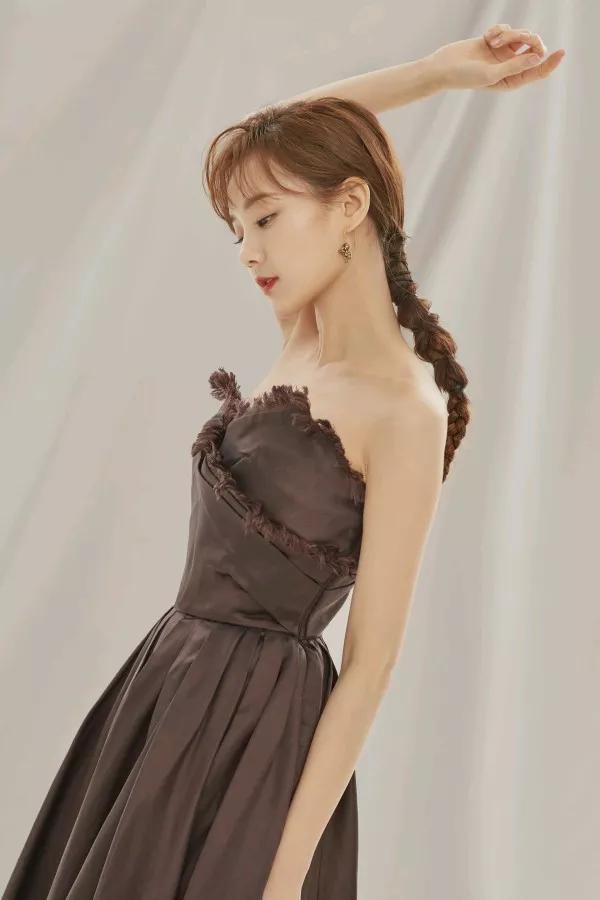 李一桐棕色連衣裙也能驚豔四座，搭配麻花辮又多了一份可愛