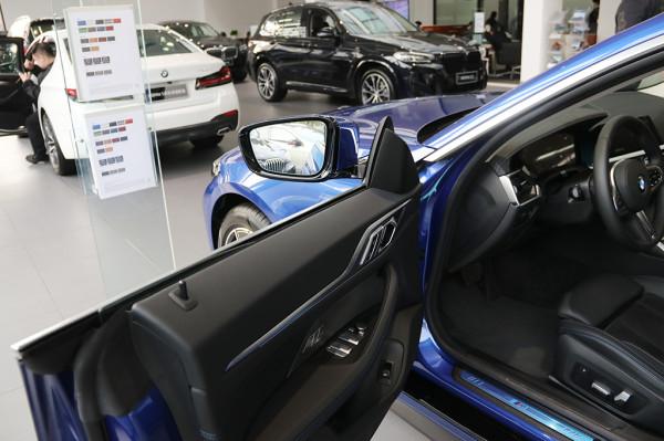 寶馬4系四門轎跑車實拍：外形動感拉風，實用性還不錯