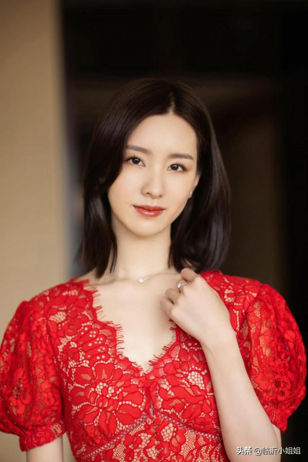 陳都靈，清純的校花級女神，顏值唯美可人，處處散發溫柔氣息