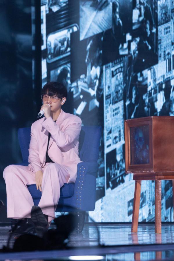 趙文卓《小芒年貨節》晚會後臺舞獅氣勢十足，陳立農撐傘演唱氛圍感拉滿