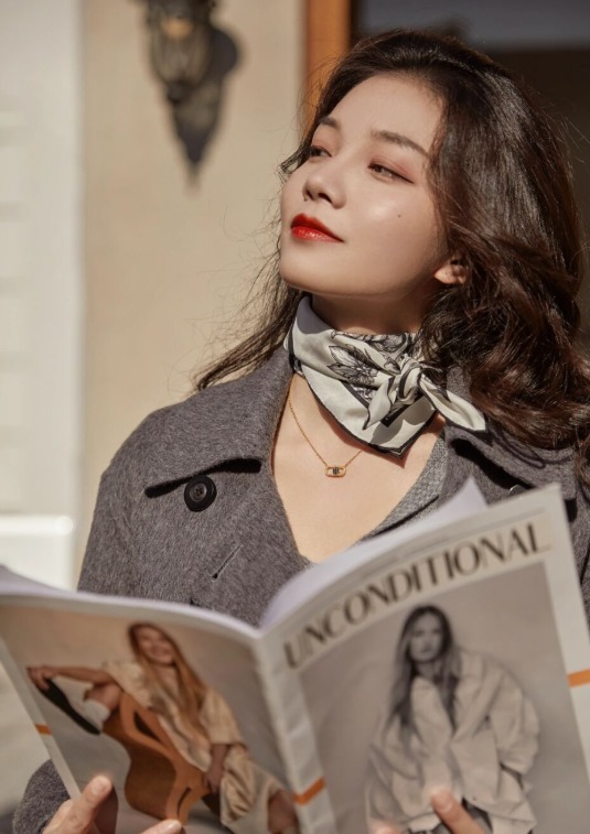 冬天穿“小白靴”更驚豔，顯瘦耐看還減齡，配大衣美極了