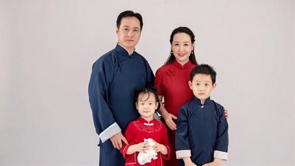 童星關凌曬全家福，自曝與製片人結婚10年，小女兒很像媽媽小時候