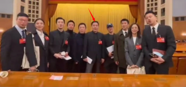 陳寶國康輝坐大巴參加會議！戴花色圍巾顯年輕，眉毛濃密一臉笑容