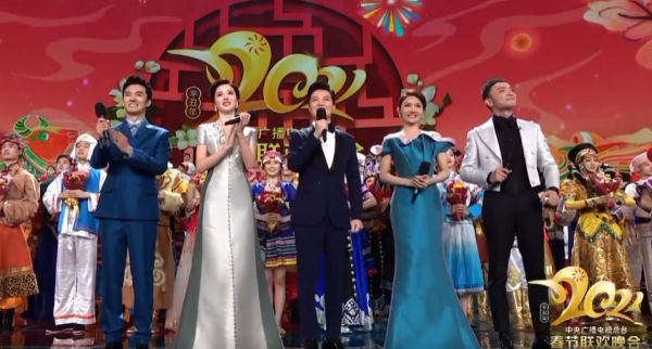 “央視一哥”任魯豫：春晚五舉話筒拯救大局，超穩控場全網誇