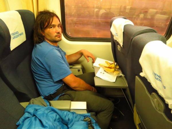 帶著車輪的聲音在阿根廷乘火車旅行。緩慢但浪漫 帶著車輪的聲音在阿根廷乘火車旅行。緩慢但浪漫