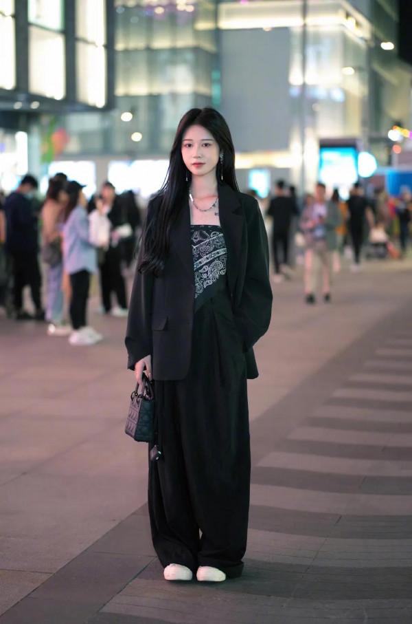 看街拍 學搭配：15組Dior 戴妃包穿搭示範 哪套最吸睛？