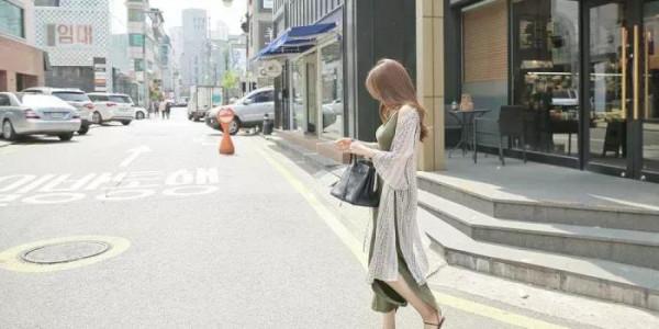 簡約的吊帶連衣裙休閒又時尚，腳上一雙簡約的平底涼鞋，簡約休閒