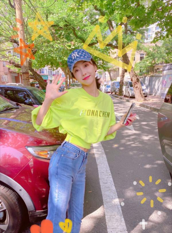 “師姐”宣璐曬秋遊照，收腰蝙蝠袖上衣太顯瘦，少女感滿分