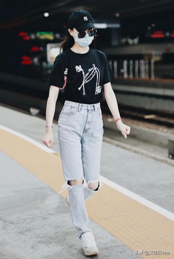 唐嫣罕見坐高鐵!穿5000T恤配破洞褲上班,獲大批粉絲接送人氣高 唐嫣罕見坐高鐵!穿5000T恤配破洞褲上班,獲大批粉絲接送人氣高