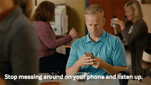 玩手機,英語怎麼說? 玩手機,英語怎麼說?