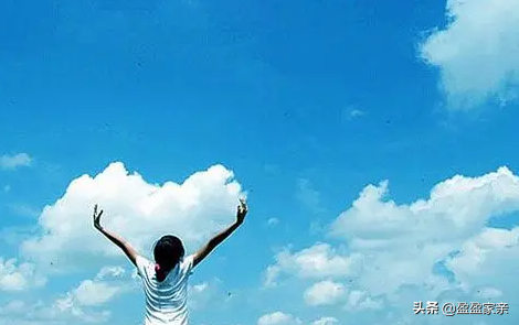 解決含胸駝背的好方法，提高自己的氣質只需幾個動作