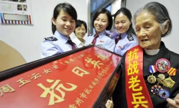 99歲抗戰女兵離家70年，終圓夢迴故鄉，在孫中山照片前敬了個軍禮
