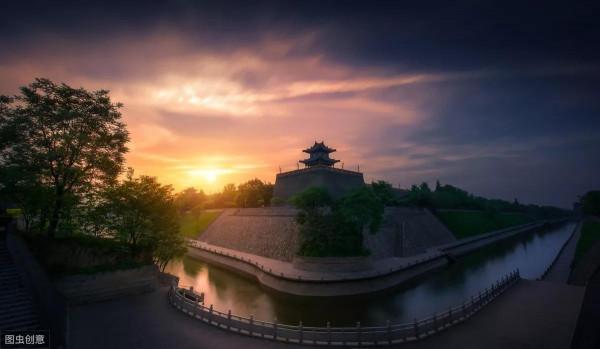 長安一片月，萬戶搗衣聲的情景