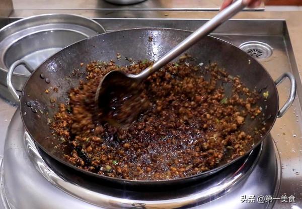 想吃雜醬麵不用下館子了，廚師長教你在家做燒雜醬，方法簡單易學