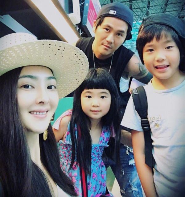 曹格11歲女兒近照引發關注！化濃妝衣著成熟，氣場強大模特範十足