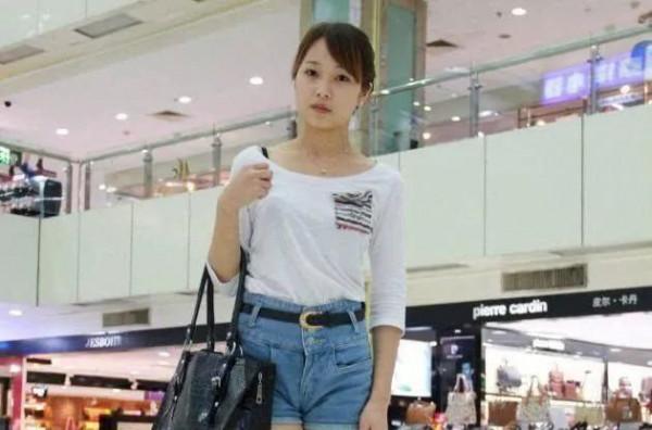 同樣是李連杰基因,把黃秋燕女兒和利智女兒一對比,差距就出來了 同樣是李連杰基因,把黃秋燕女兒和利智女兒一對比,差距就出來了