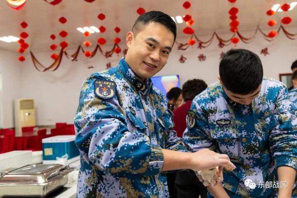 這次站哨的，全是校尉軍官