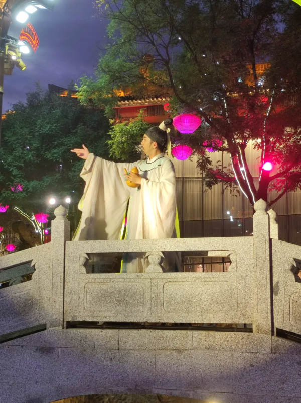 來西安的大唐不夜城之前，我這輩子沒見過那麼多的人