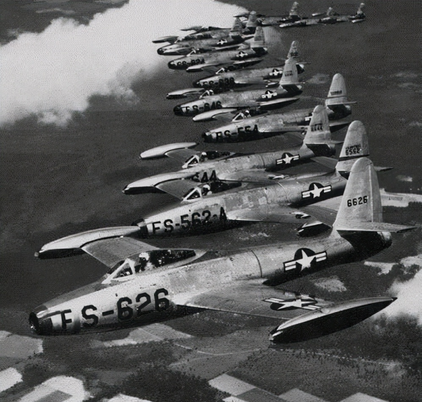 38軍直插三所裡，被20多架美機發現，副師長果斷命令：公開前進