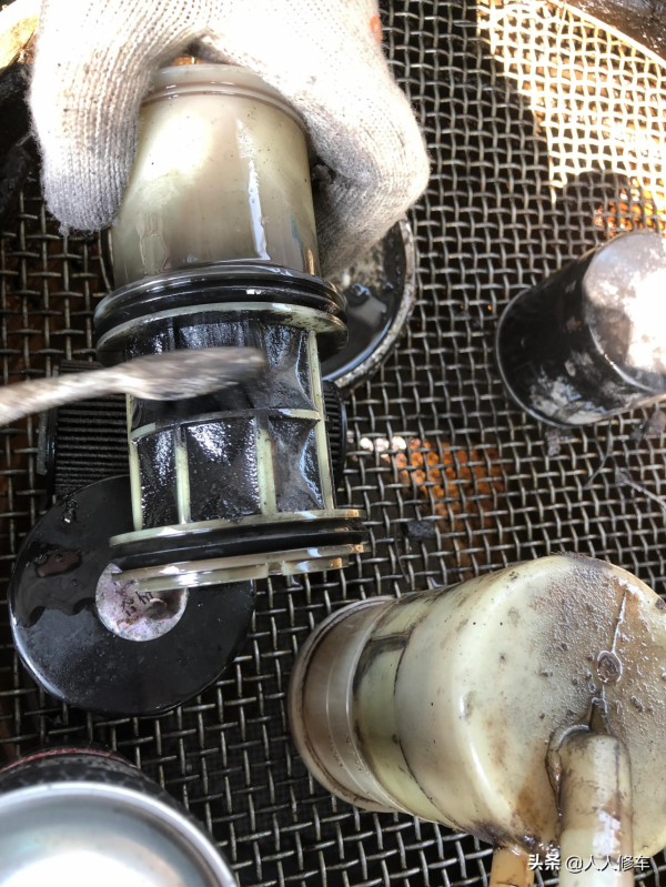 冷車啟動打方向時嗡嗡響，並且轉動方向盤時會感覺到很重是啥情況