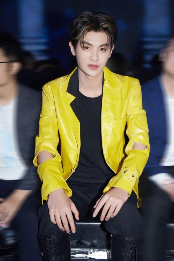 穿長裙、塗指甲油的boy黃明昊，男生還能這麼搭