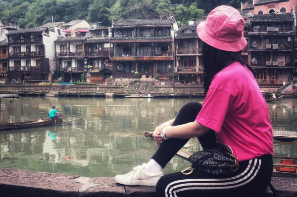 中南再現女神教師：膚白貌美大長腿，上課座無虛席，有顏又有才