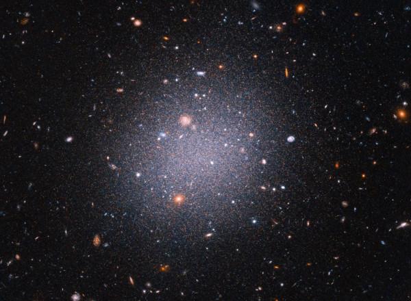 天文學家利用哈勃望遠鏡測量出NGC 1052-DF2星系距離 天文學家利用哈勃望遠鏡測量出NGC 1052-DF2星系距離