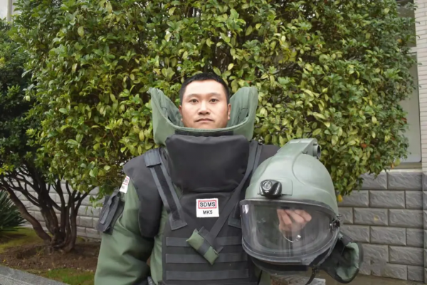 這位排爆一線的逆行者，來自第71集團軍“鐵骨硬旅”