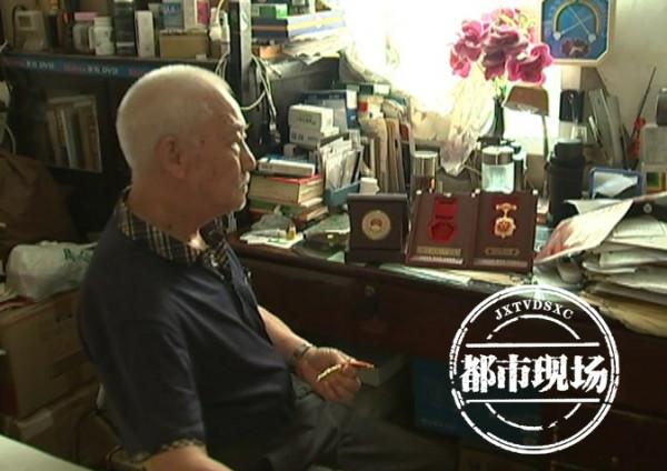 南昌90歲老人淚流滿面 南昌90歲老人淚流滿面