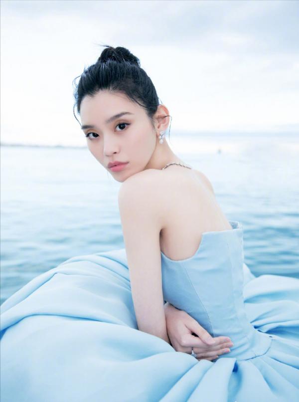 闊太奚夢瑤早期照片曝光，國際超模臉稜角分明，瘦骨嶙峋成紙片人