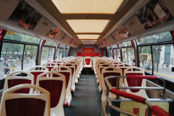 這輛“百年限定”的紅色巴士，今年特別值得坐上一坐